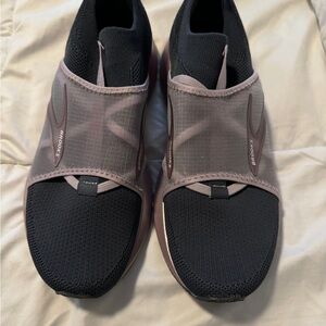 Brooks size 7 tennis shoes